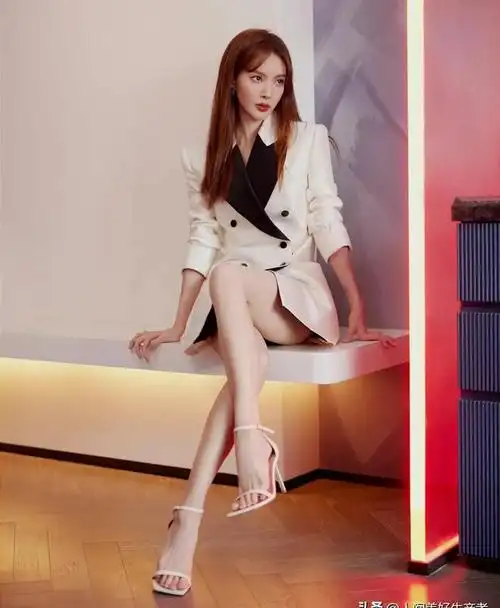 金晨一双大白腿又长又性感