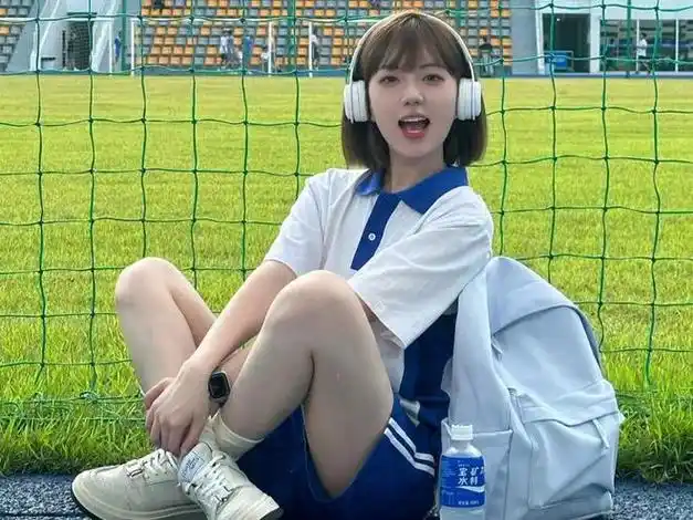 校服太透内衣走光聪明女生教你巧妙应对