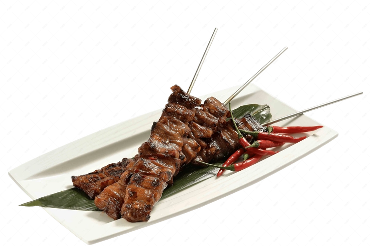 白色瓷盘里的烤串烧烤