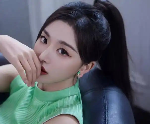 孔雪儿所说的高马尾是指她在这组写真中,她梳起的发型是复古高马尾装