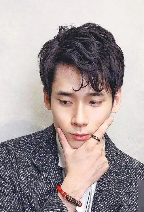 头发部分更加迷人,养眼富有自信的男生短发,脱俗不凡款式的男生发型