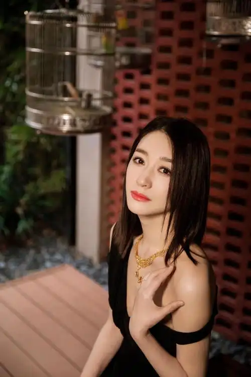 风姿绰然!李小冉最新造型写真