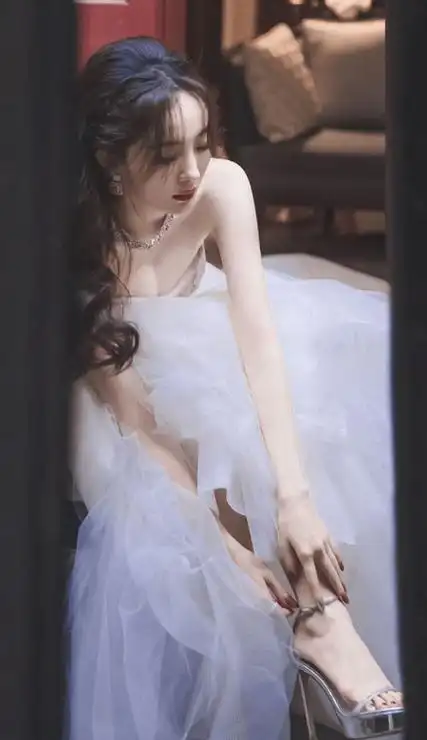 676767仙气爆棚的杨幂好看的婚纱壁纸 有些事情只有你一个人在