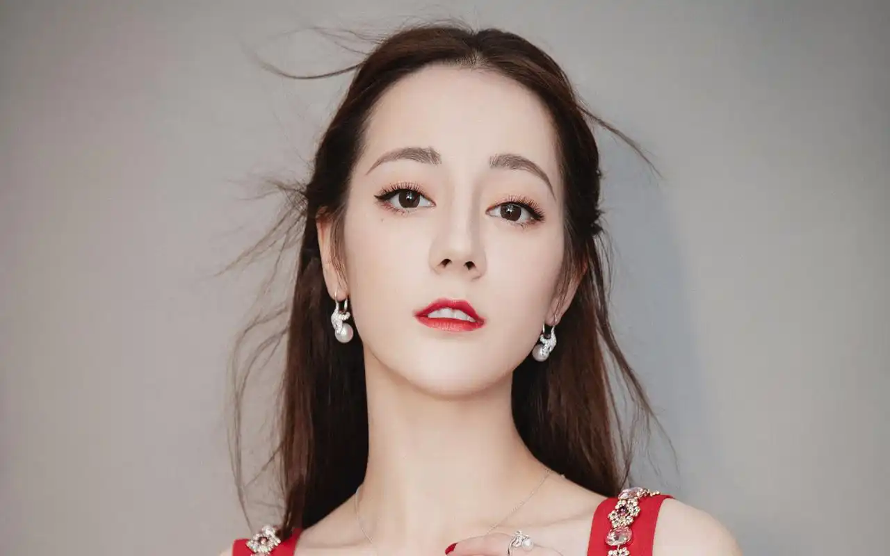 迪丽热巴吊带红裙性感写真图片壁纸