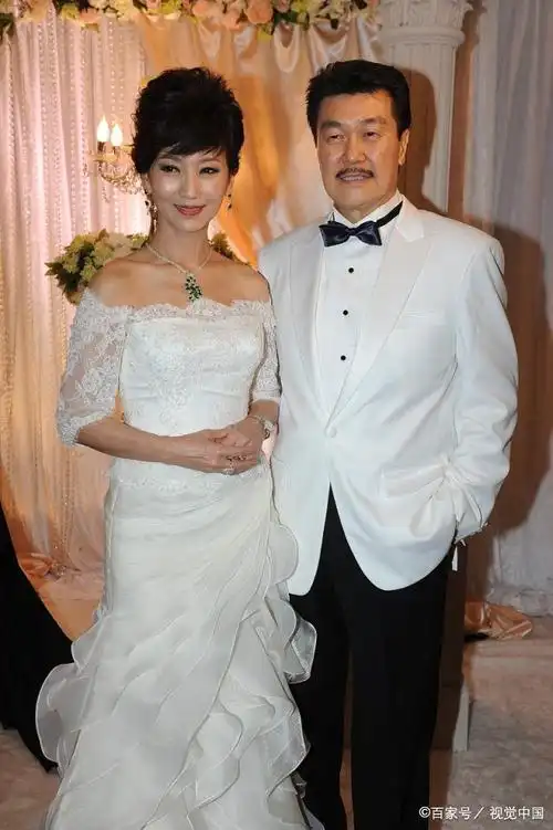 期间零绯闻,还经常陪老婆出席各种场合,大晒恩爱,然而黄锦燊日前自曝