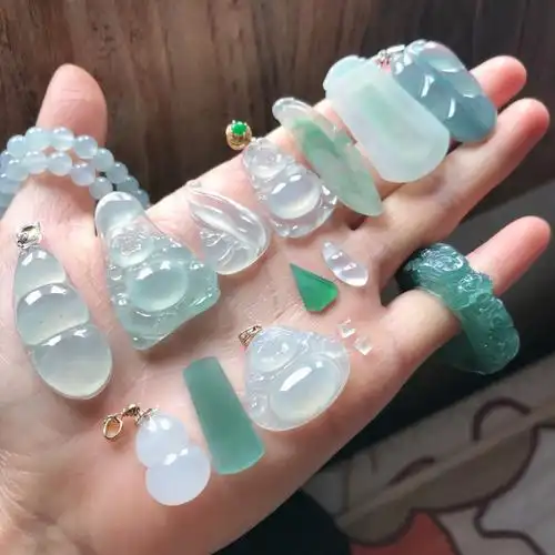 冰冰透透的翡翠小挂件