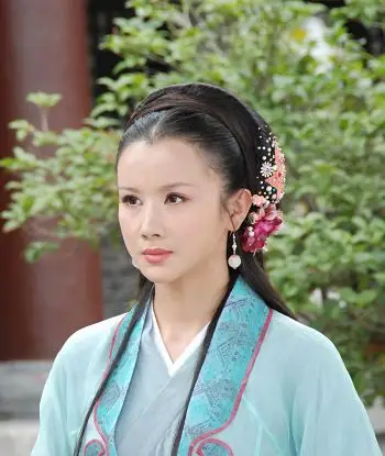 孙菲菲沙溢"郎才女貌"新浪娱乐讯 日前,正在横店热拍的古装大戏