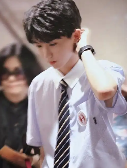 马嘉祺"上课照"被传,穿蓝色校服趴在桌子上,这颜值真实存在?