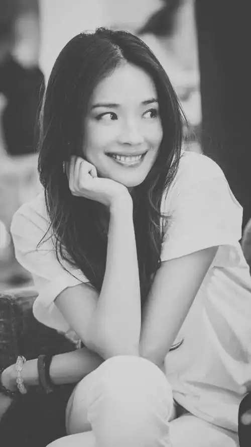 性感女神舒淇大家知道的吧就是一个很标准的方脸所以她很喜欢用卷发