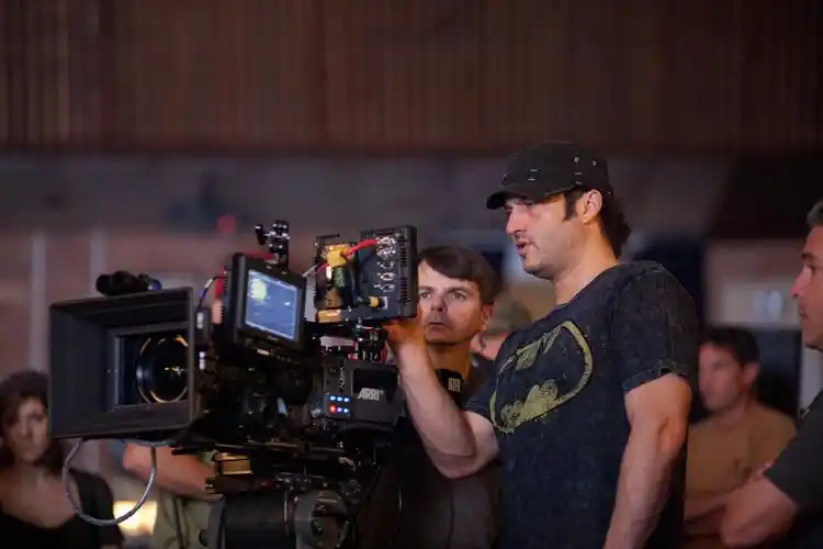 导演罗伯特·罗德里格兹在影片《非常小特物之时间大盗》拍摄现场.