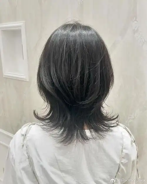 对于圆脸的女性来说,可以选择一些能够拉长脸型的发型设计;而对于长脸