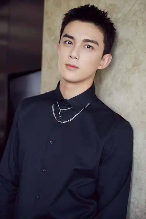 吴磊短发造型"眼神杀"英气十足,白西装配黑衬衫尽显绅士范!__财经头条