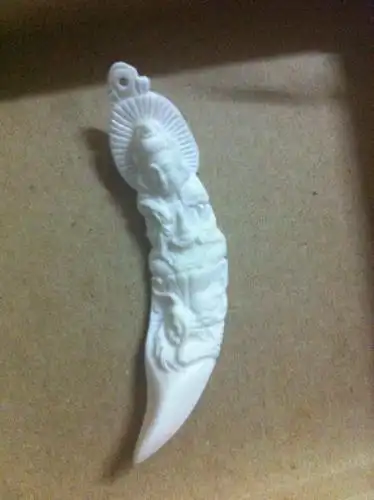 朋友有两颗虎牙,牙色很白长约8公分宽约1.