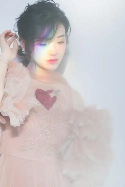 金雯昕2018国剧盛典红毯首秀清新灵动笑容甜girl