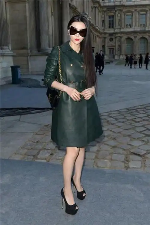 范冰冰现身多伦多电影节一身黑色深v礼服霸气外露