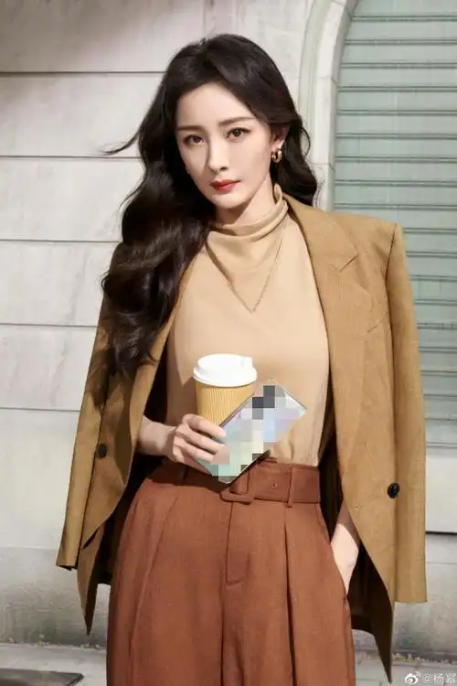 杨幂穿西装演绎职场穿搭 一双大眼明媚动人_内地星闻_大众网