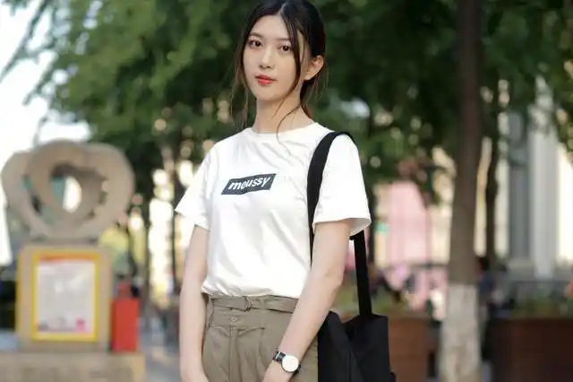 路人街拍,美女长相清纯,身材却十分火辣,穿着品味不俗!