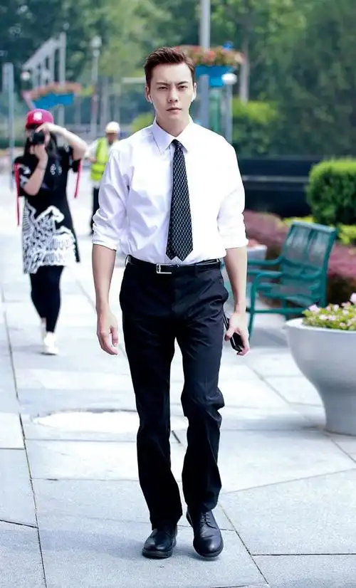 陈伟霆现身某银行被拍弯腰低头坏笑 网友:隔着屏幕都能听见笑声_网易