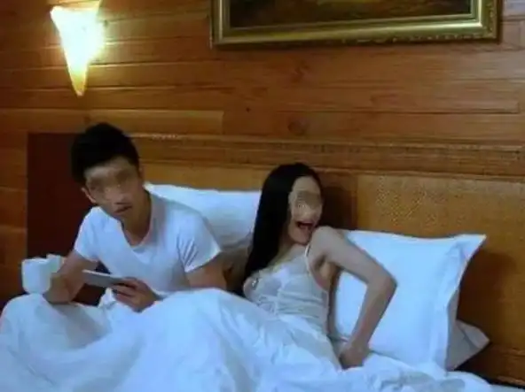 妻子出轨被抓丈夫乘机提出特殊要求妻子跪地求饶办不到