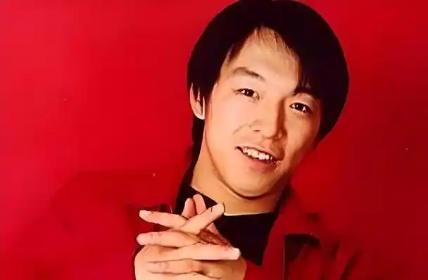 百亿影帝黄渤人红不忘妻,却把亲父送进养老院?谈及原因潸然落泪