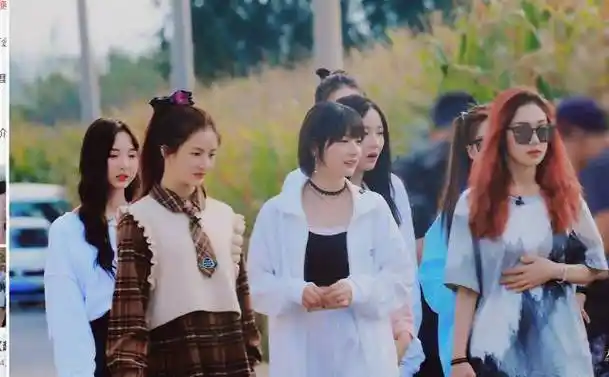 硬糖少女303下乡干农活看在农村都吃的啥享乐还是真干活一目了然