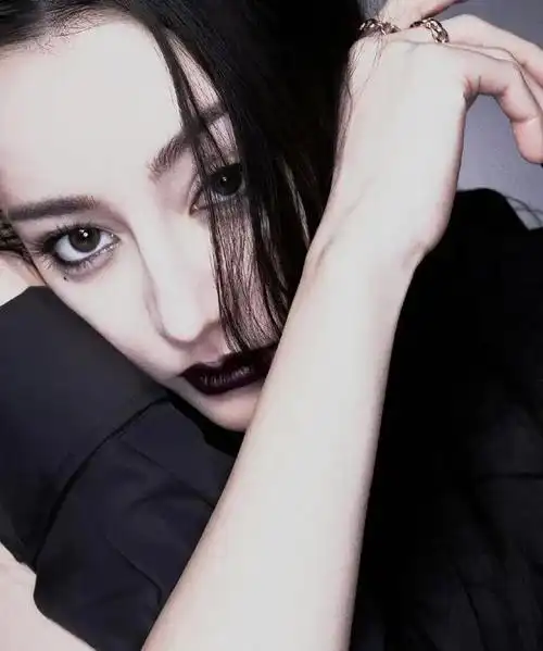 迪丽热巴:演艺界的"魔幻多面神"?