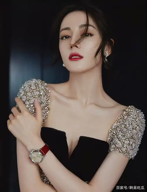 行走的流量密码,迪丽热巴黑丝绒玫瑰裙亮相巴黎