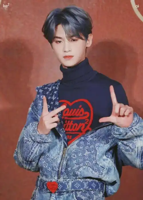 黄明昊蓝发库存