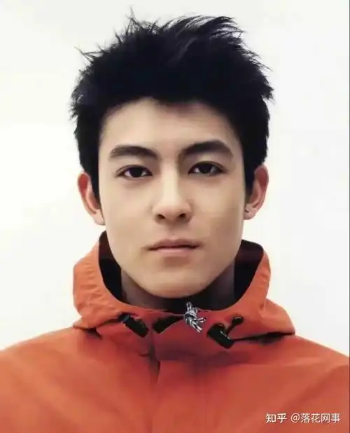 力压谢霆锋也不在话下,颜值甚至在吴彦祖之上,随着陈冠希的近照曝光