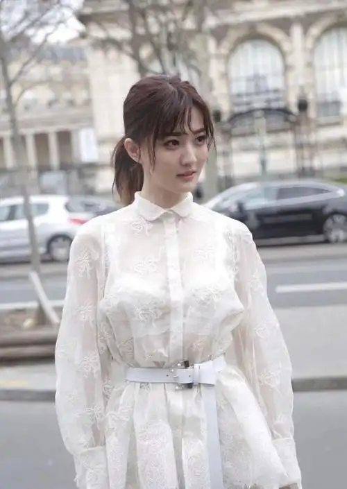 外媒镜头下的徐璐,美得我差点没认出来,太惊艳了!