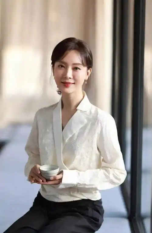 "旗袍皇后"陈数晒自拍,气质迷人,魅力十足_方艳芸_角色_电视剧