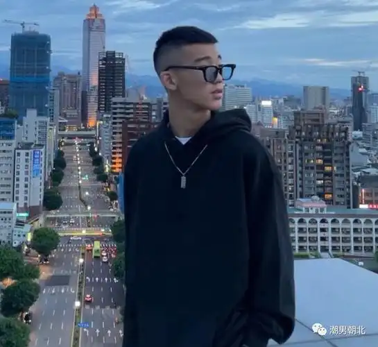 第2款:瓜子头发型留子弹头发型的男生,简直不要太帅气.