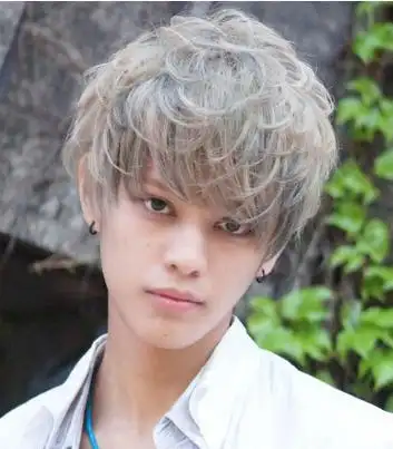 个性的染发衬托男生白皙的皮肤,凌乱蓬松的头发不失造型,烫发设计增加