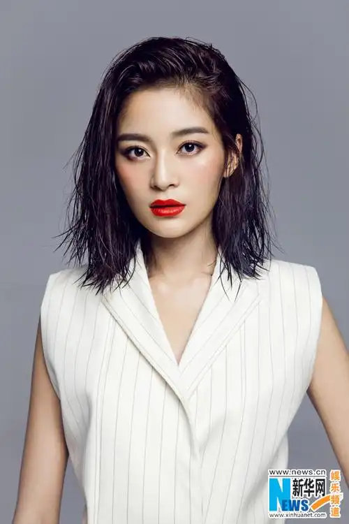 高清:王媛可摆高冷扑克脸 帅气写真颠覆形象