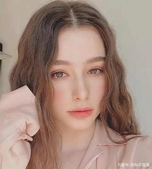 俄罗斯混血美女,雪白皮肤,朱唇微笑,眼睛碧若湖水,美丽的外表