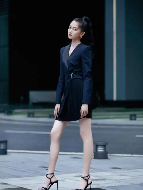 林妙可同框关晓彤!头发稀疏脑门大,关晓彤穿时髦粉卫衣白到发光