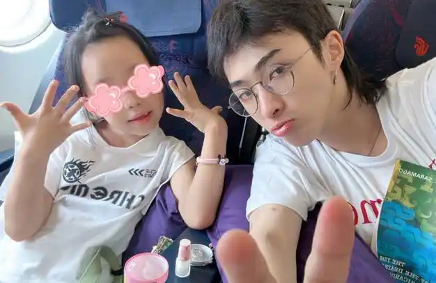 庾澄庆现身儿子直播间哈利开心宣传爸爸演唱会父子关系超亲密