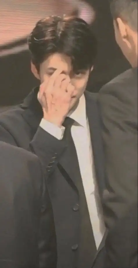 吴世勋的异国女友关注打开新页后四张是动图 注意流量耗费吴世勋!