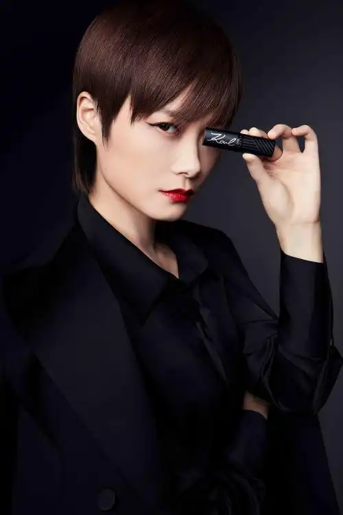 p>李宇春(chris lee),1984年3月10日出生于成都,中国流行女歌手,演员