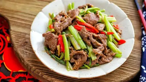 家常小炒:芹菜炒牛肉,掌握这2个小窍门,牛肉不老,芹菜脆爽