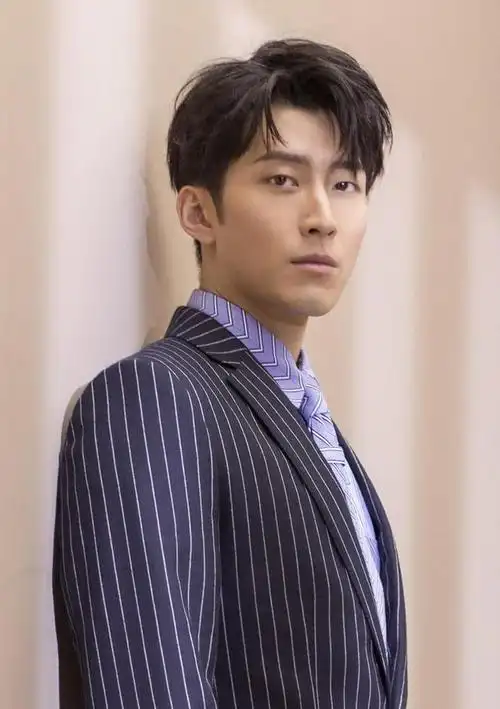 全副武装上路试骑,动作熟练长腿瞩目|窦骁_新浪新闻