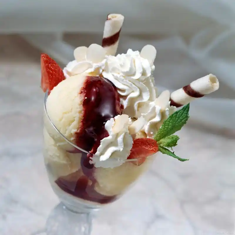 你认为哪种口味的冰淇淋最好吃?草莓,香草还是巧克力?