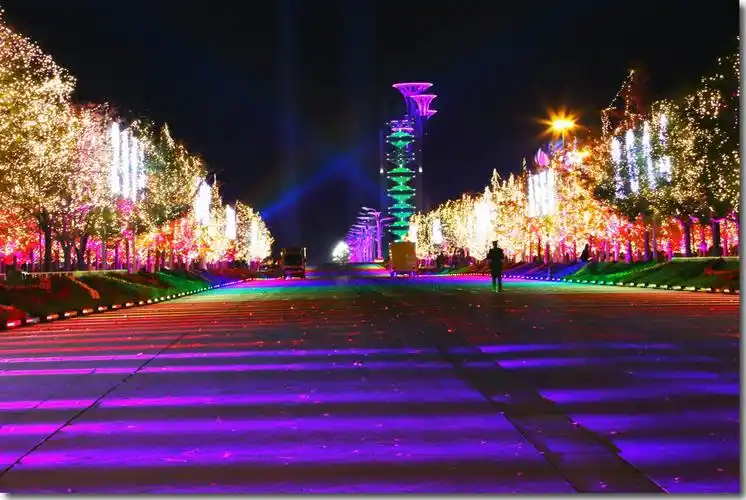 奥运景观大道被色彩斑斓的灯饰装点得五彩缤纷