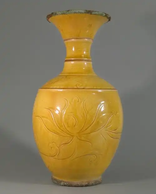 定窑黄釉刻花镶口瓶 高24.5   直径13