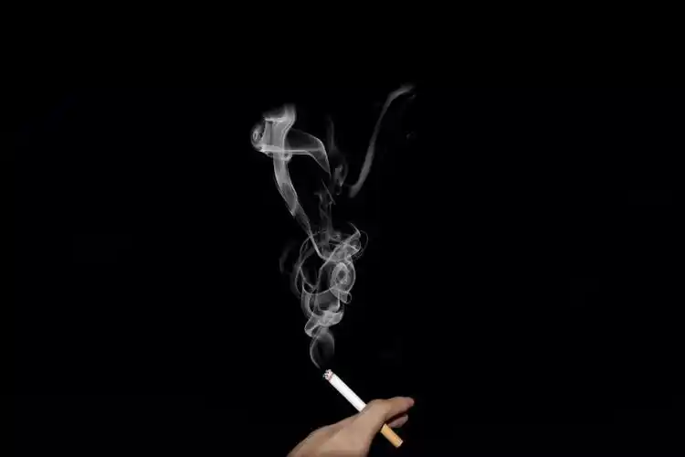 "偶尔抽一支,有多大事儿?""怕啥?