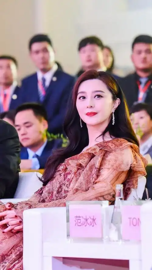 范冰冰穿琥珀色长裙现身某活动现场,有女神范儿.