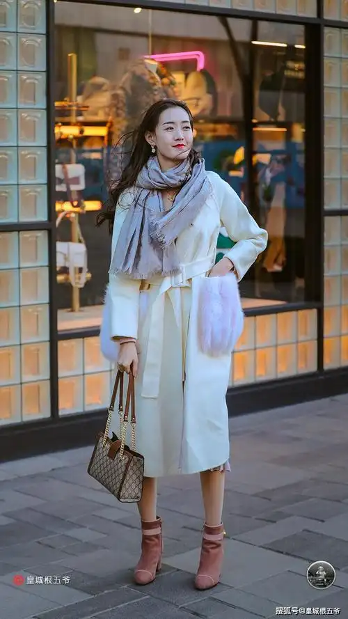 原创街拍:各种好看的穿搭方案,深受时尚美女的青睐,保暖又美丽