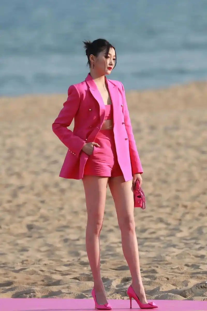 关晓彤 #明星美腿 想看更多,点赞77关注,永远不迷路 - 抖音