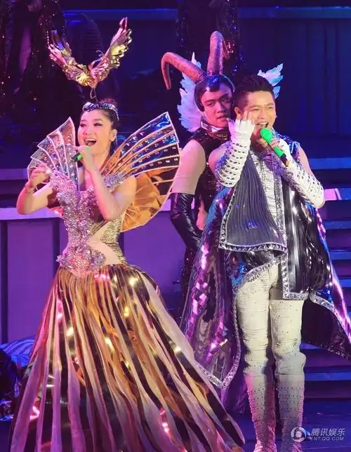 组图:凤凰传奇杭州开唱 万名歌迷冒雨看演出