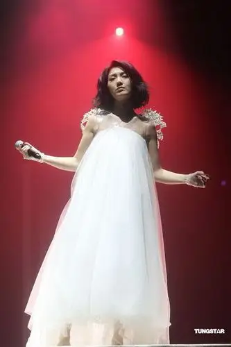 杨千嬅白色长裙杨千嬅当老公面讲情史 感激林夕支持(组图)新浪娱乐讯